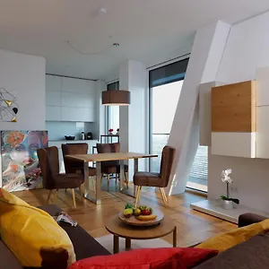 Triiiple Level 21 Mit Balkon Und Tiefgarage Apartment