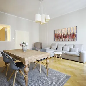 Heymi Karlsplatz Apartment