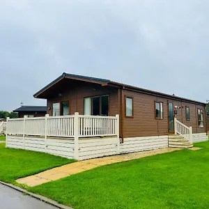 Rowan With Hot Tub Holiday home Malton